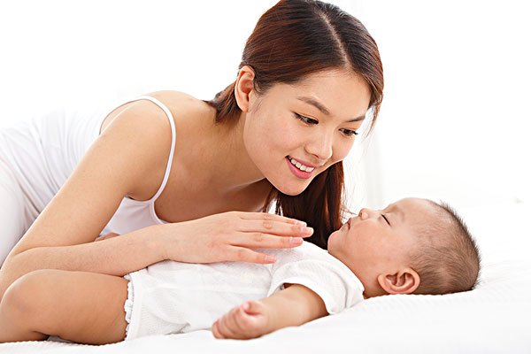 宝宝多大可以趴着睡？古巨基连续几个月熬通宵，只因儿子爱趴着睡