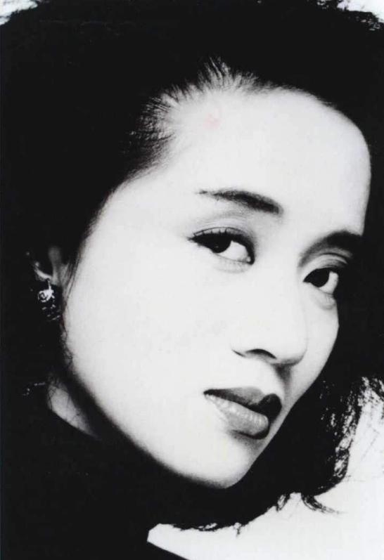 明明一位比一位事业红火，潘虹李娜梅艳芳为何转身选择皈依佛门？