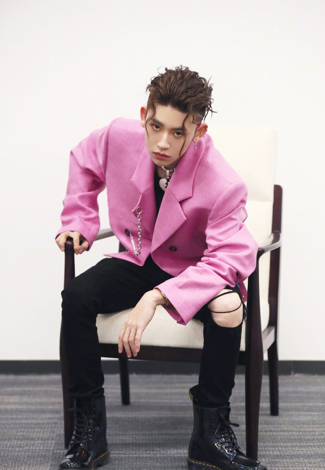 男人，想要在秋冬帅酷出场，怎么能少了一款经典实用的马丁靴？