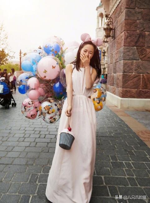 江一燕穿复古碎花裙演绎古典韵味,江一燕短裙子的照片