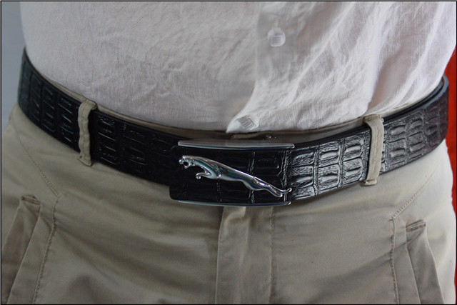 劳斯名爵内穿捷豹皮带，会让人觉得皮带与人浑然一体、相得益彰