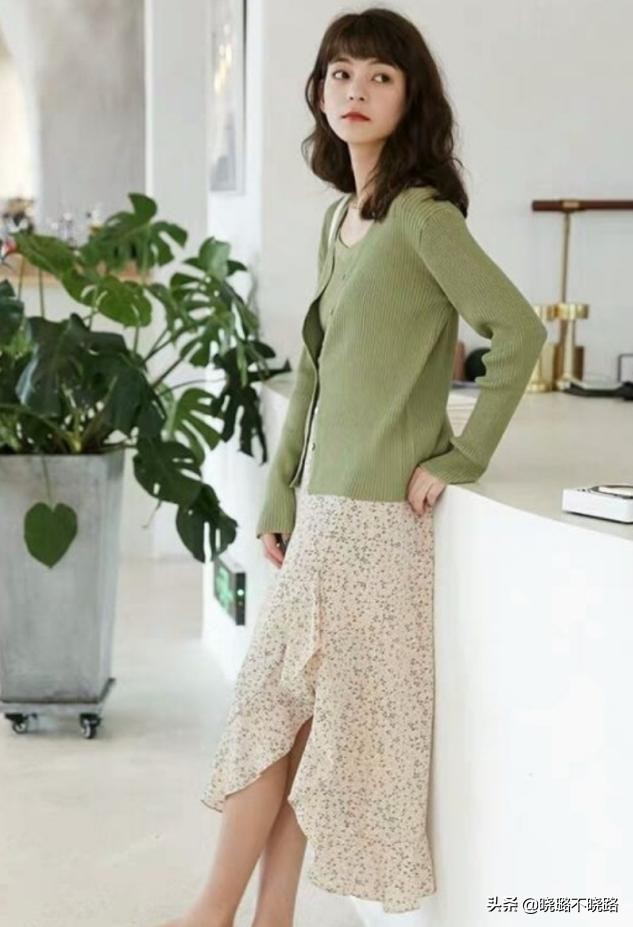 碎花裙怎么穿才不显老气,今年流行碎花裙怎么穿最好看
