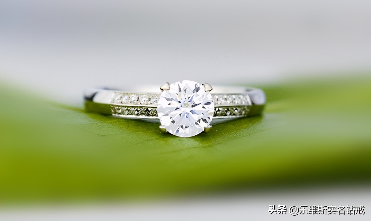 圣诞节订婚钻戒选择哪个品牌好,黄金婚戒的选购指南