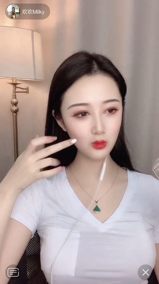 嵌上金饰、金丝的玻璃，让屋内充满金色阳光