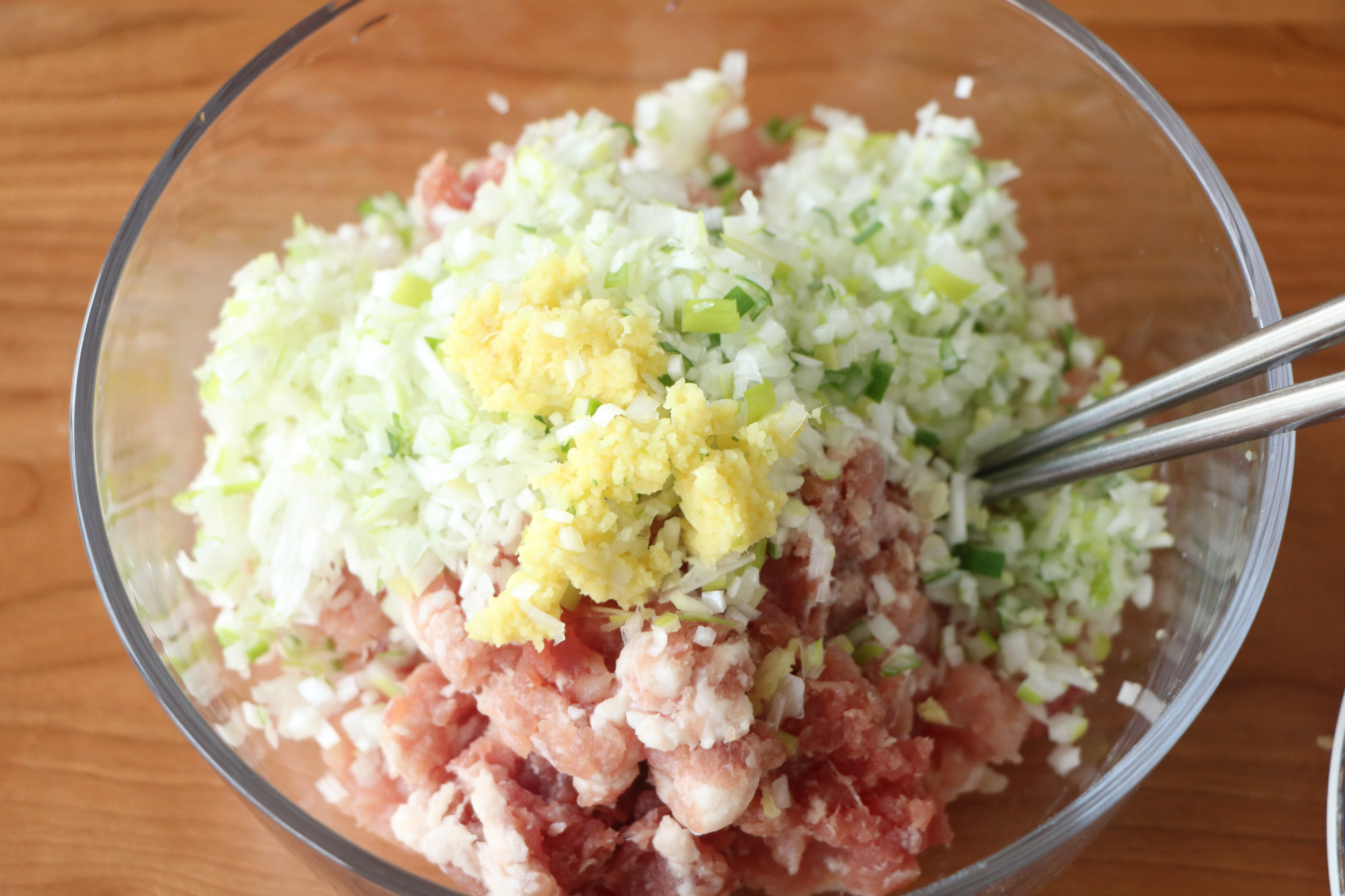 大葱肉饺子调馅儿的方法,大葱猪肉馅儿的饺子怎么调好吃