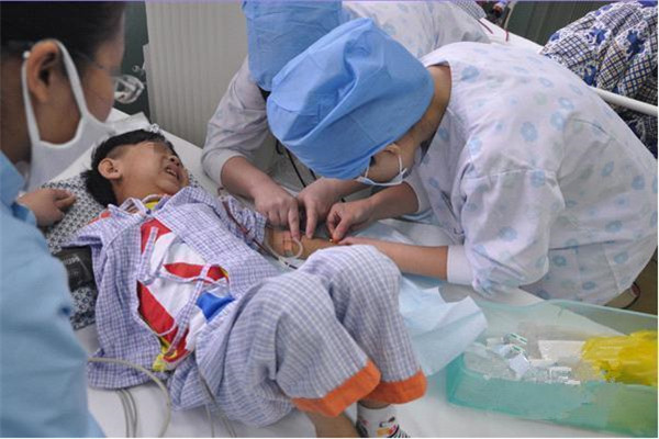 5岁孩子肾衰竭父母得知后悔不已,儿子肾衰竭妈妈选择保守治疗