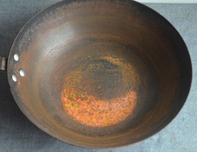 旧铁锅生锈粘锅怎么开锅,铁锅炒菜容易炸油是什么原因