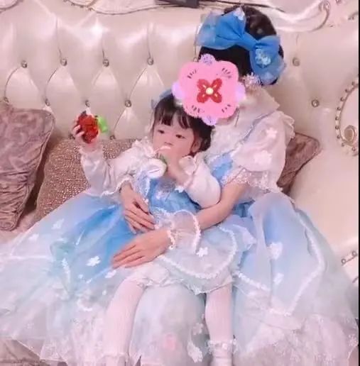 “萝莉姐妹”竟是母女，妈妈双马尾太显嫩，宝爸：这真是我老婆