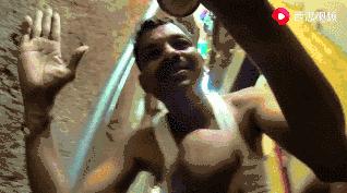 流浪狗狗遇到爱它的主人,流浪狗需要被疼爱