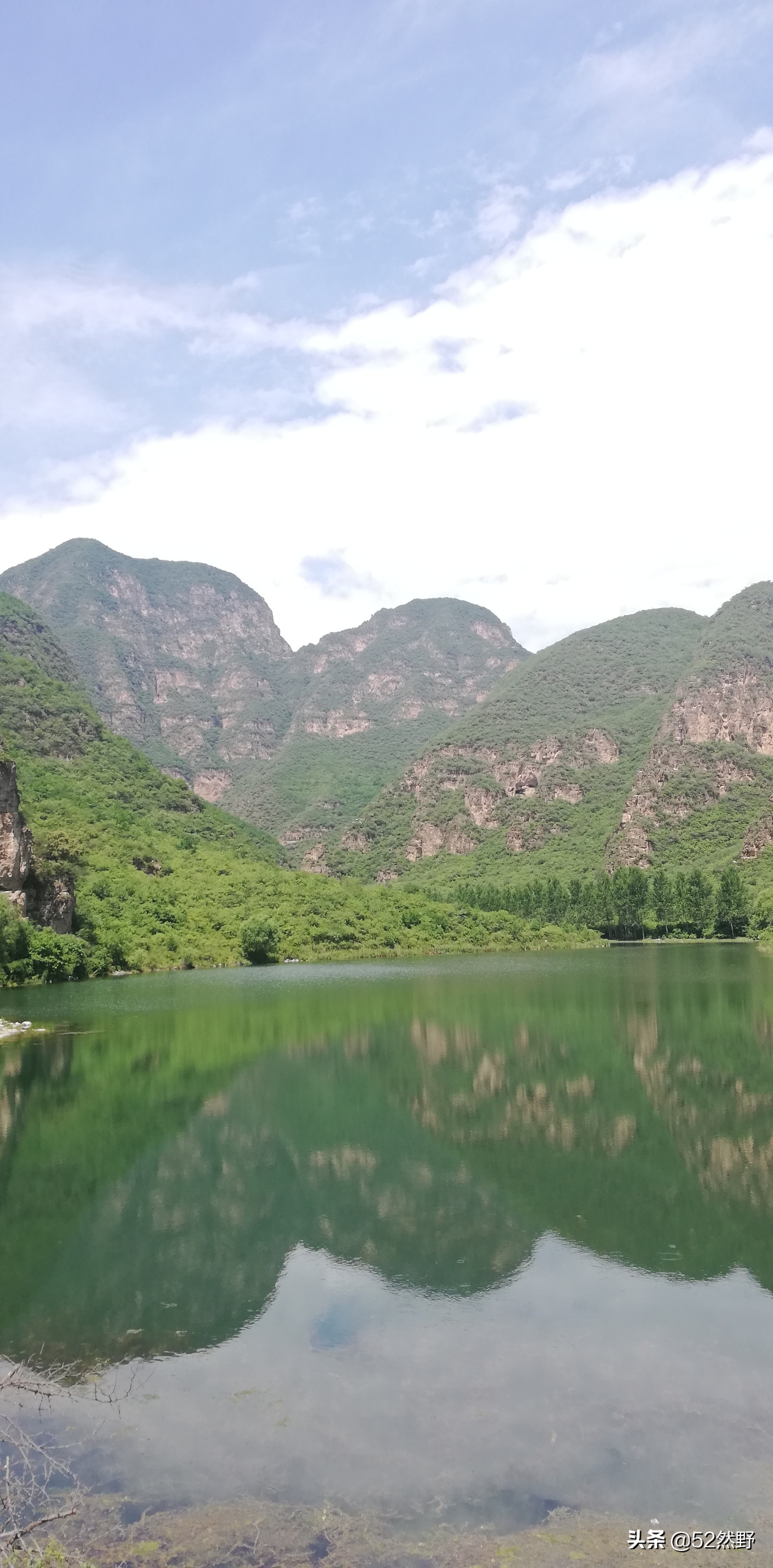 燕山唯一丹霞长嵯，山村溪水野草闲花