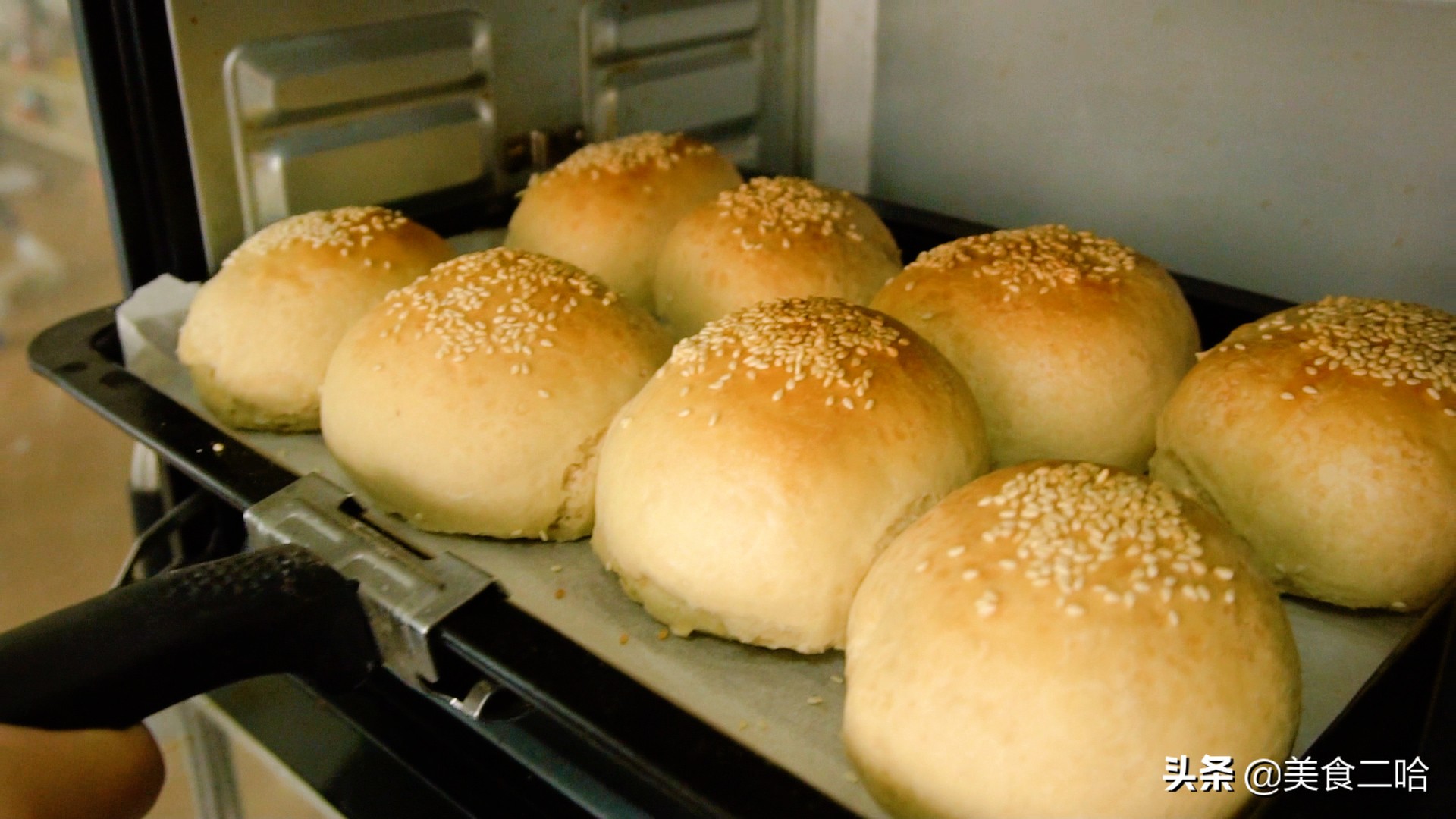 面点师饼皮酥脆的和面方法,面点师教你做油炸饼的视频教程