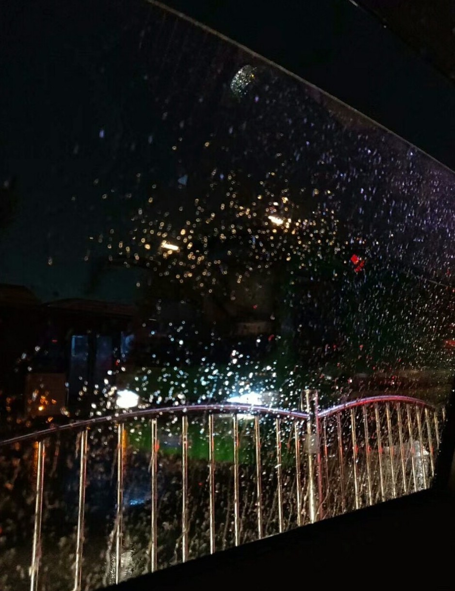 雨天跟郑州代驾司机聊了聊，月入8000感觉很满足，只要肯干就有钱