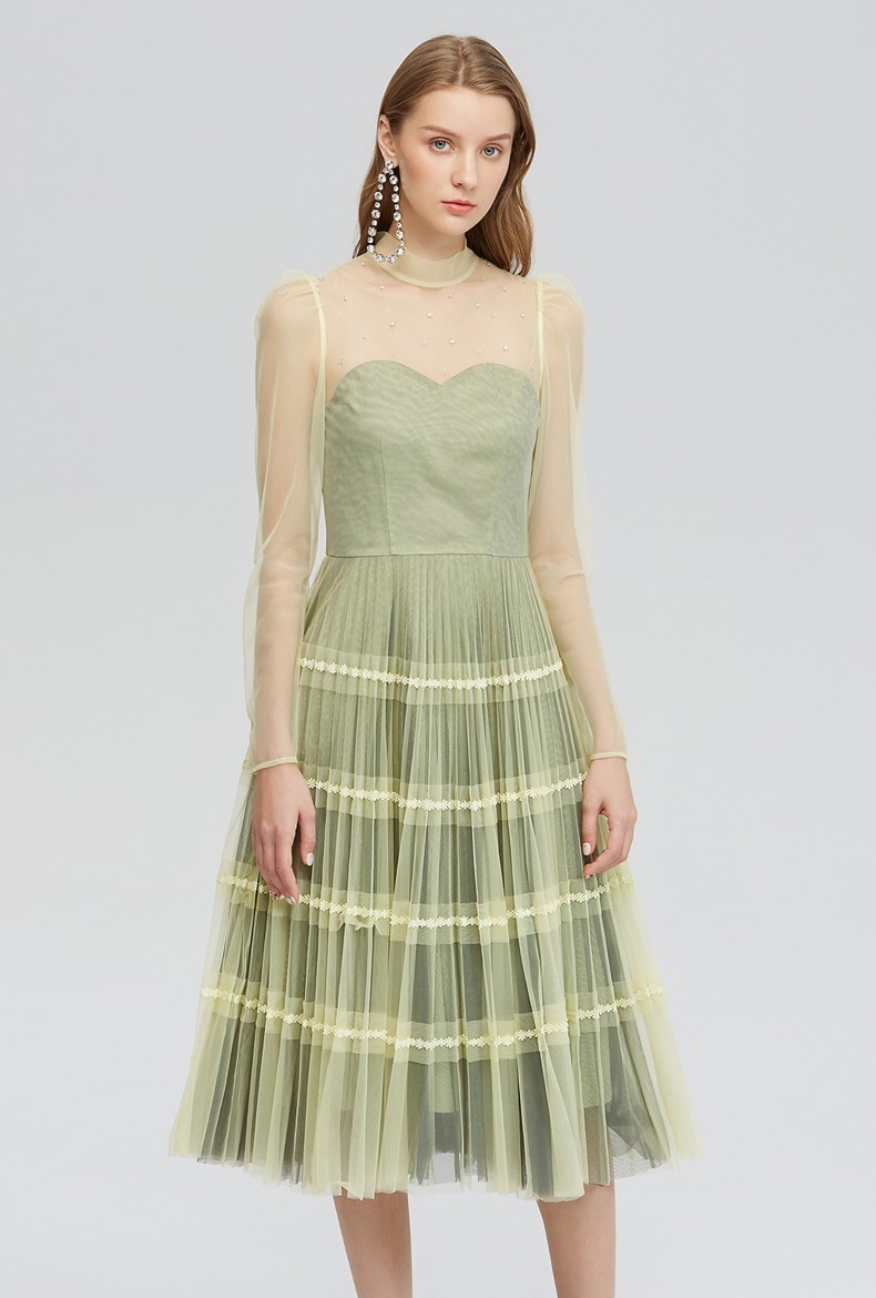 2022新款连衣裙洋气网红爆款绿色,绿色碎花连衣裙搭小白鞋还是高跟