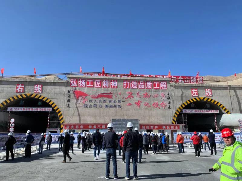 阿尔金山上的“路桥”人