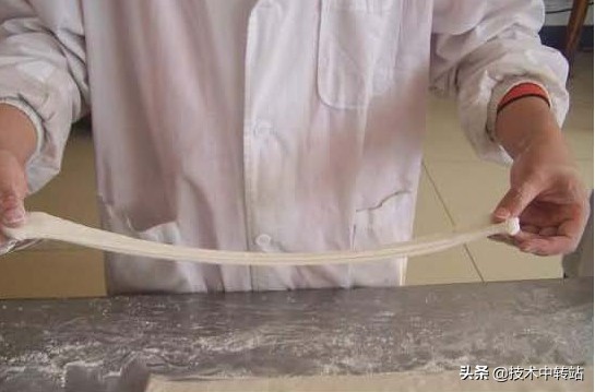 快速做油条的做法和配方的全过程,做早餐油条做法和配方的全过程