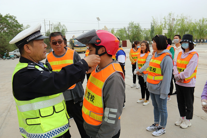 我为群众办实事丨民勤公安交警走进东方驾校开展“醉驾入刑十周年”、“一盔一带”交通安全及防电诈宣传活动