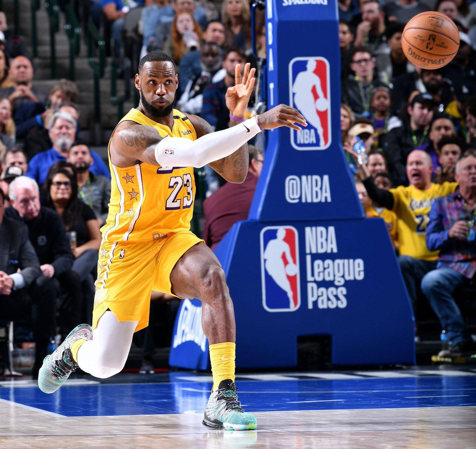 19岁的锡安打出巨星的感觉,当36岁的詹姆斯碰到19岁的锡安