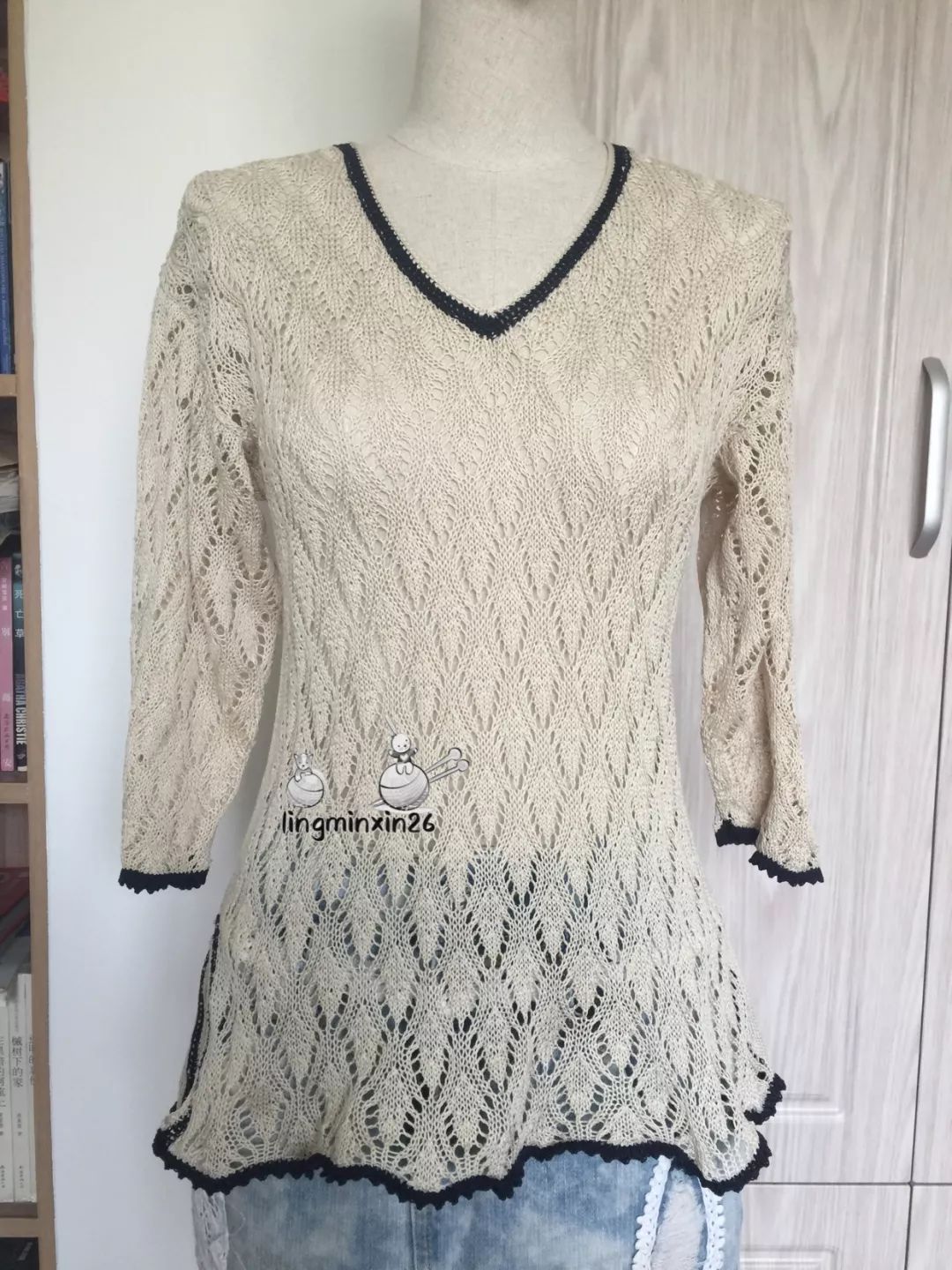 依云v领轻柔薄透毛衣的编织图解,适合横织女士毛衣的镂空花样