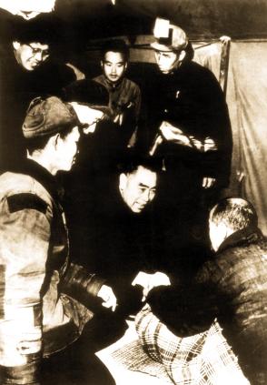 周总理最后2年，体重61斤平均40天一场手术，临终前苦等发妻