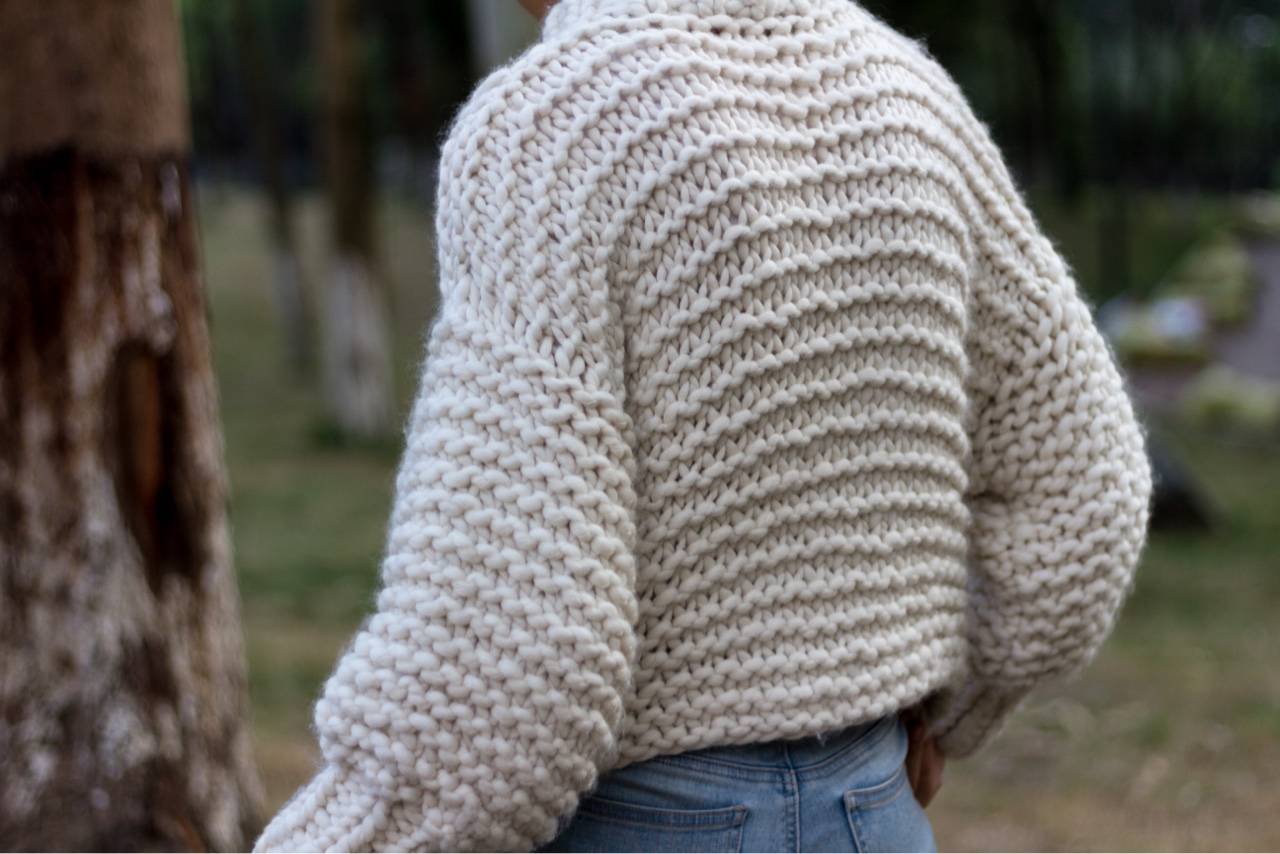 年轻女士的棒针圆肩提花毛衣款式,特粗棒针羊毛渔夫毛衣