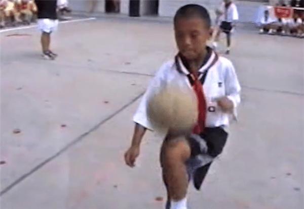 炫得不得了！武磊十岁花式颠球视频曝光，从小就有“球王”风范