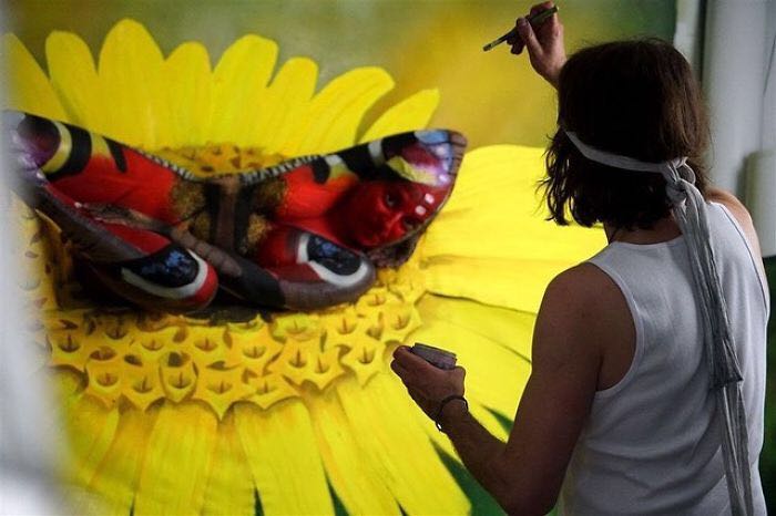 他把女人的身体画成一只蝴蝶，逼真地几乎真假难辨