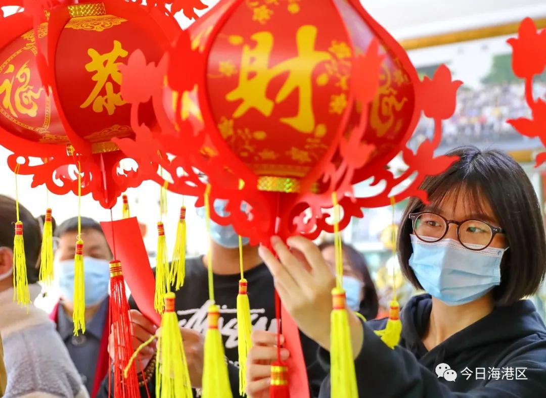 中秋节月圆之时家人团聚吃月饼,月圆人团圆不用等待的团聚更美味