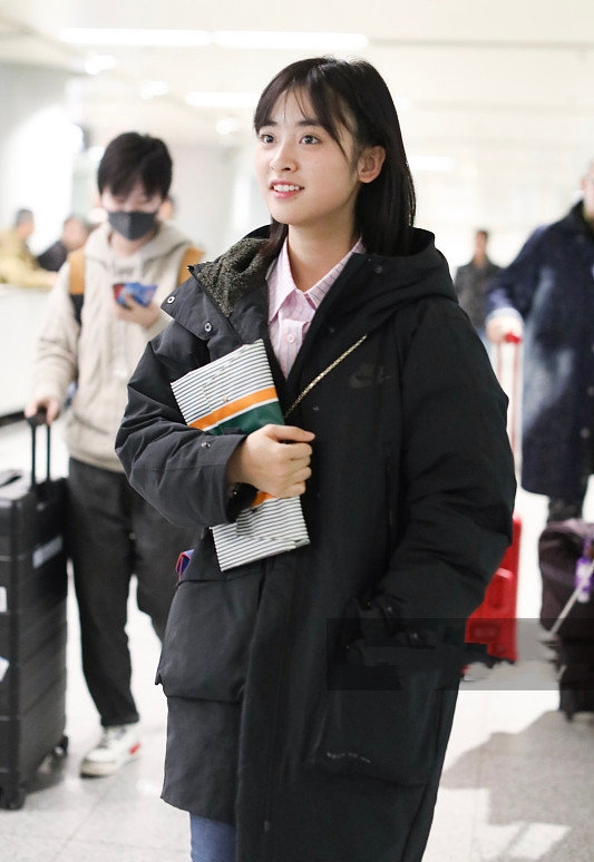 沈月推荐瘦腿原视频,沈月的时尚穿搭青春少女活力十足