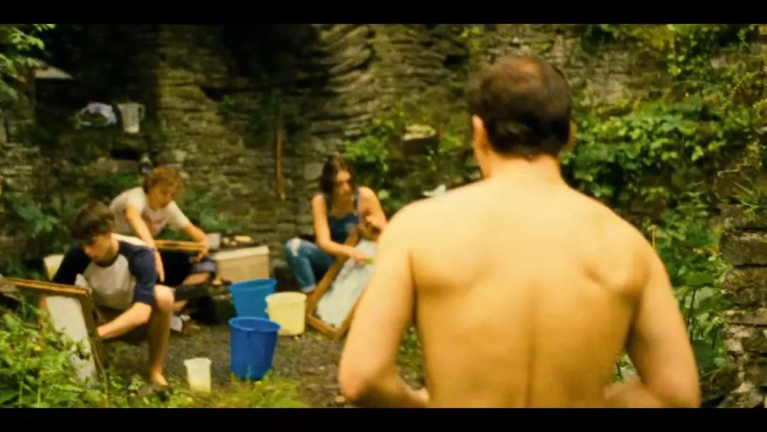 在这部电影中，满屏充满了欲望，在第一集就弄死了女主