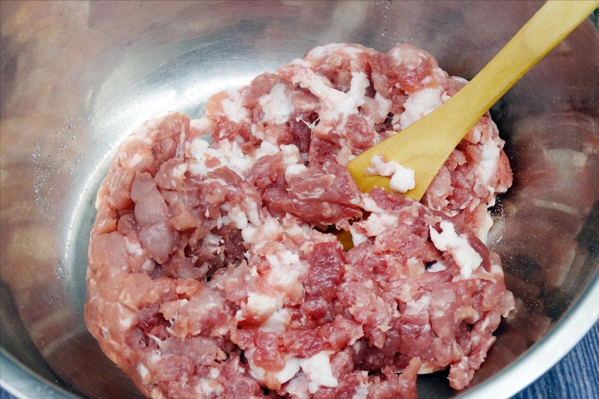 怎么调肉馅油润,自己调的肉馅为啥发酸