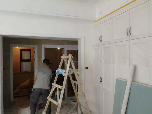 乳胶漆墙面开裂应该找谁,乳胶漆墙面开裂找谁