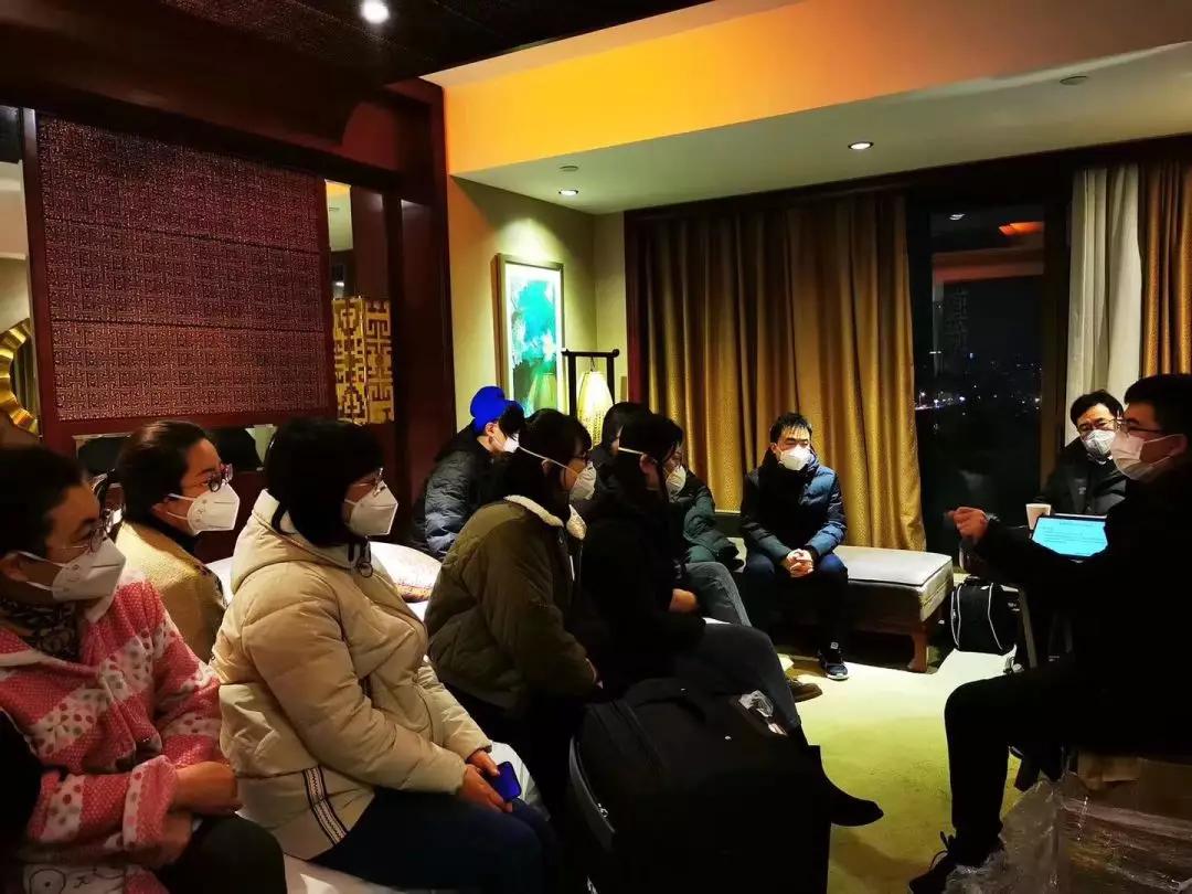 民间传统剃头匠剃光头,传统剃头匠剃刮光头