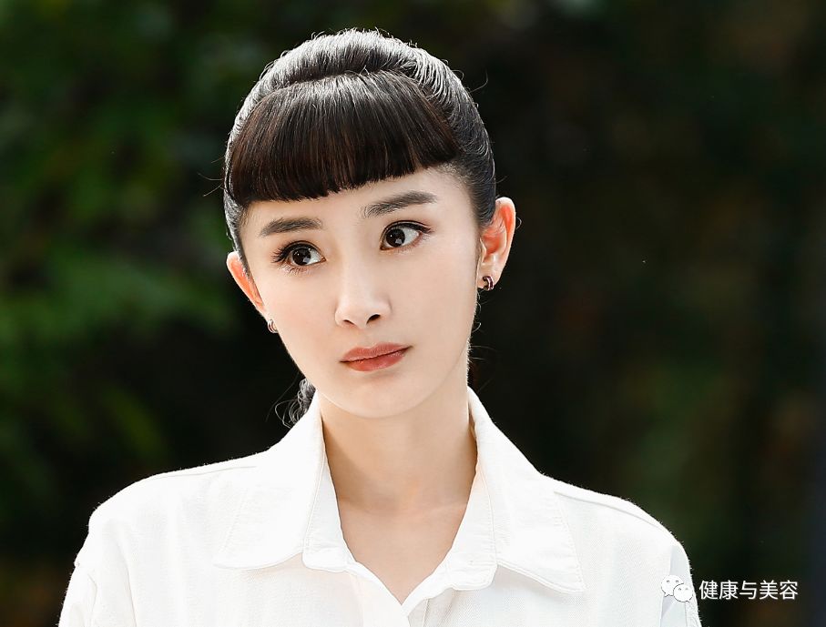 杨幂短发波波头教程,杨幂斜分发型怎么剪