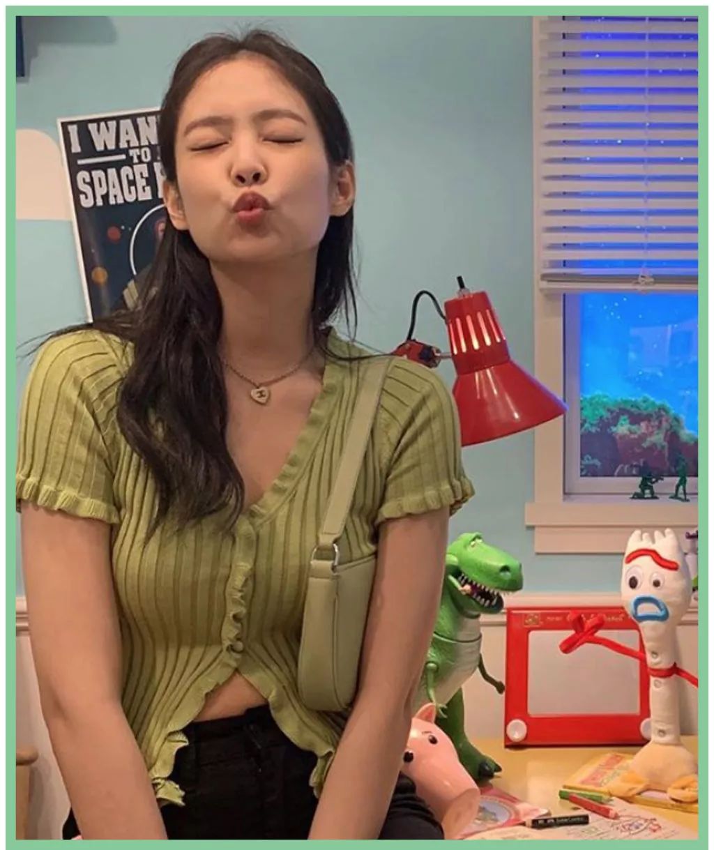 今年该买啥颜色的裙子,今年秋冬女装流行什么样式的裙子