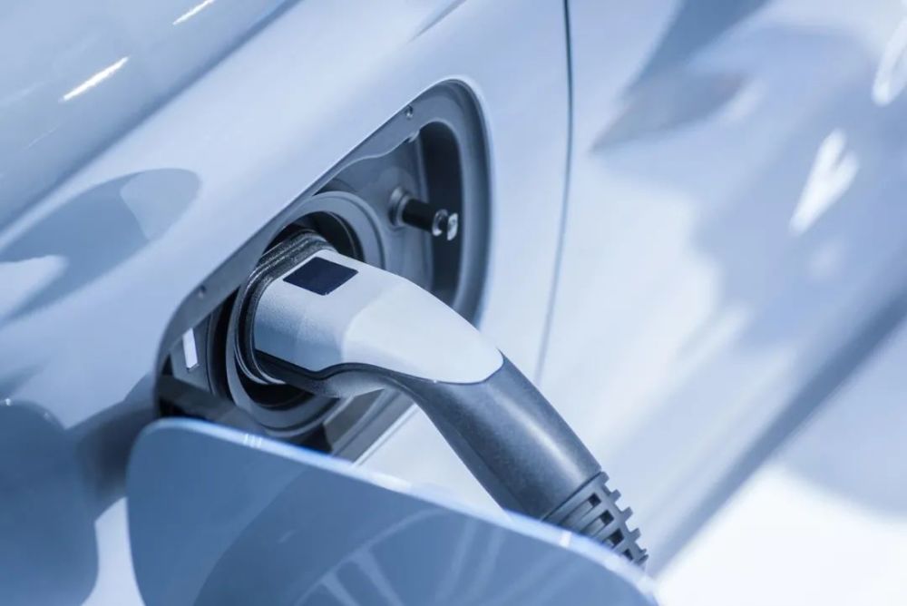 一芯难求：车企被逼加价800倍，“你永远不知道华强北小柜台存货多少”