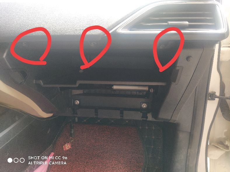 福睿斯手套箱卡扣拆卸,17年福睿斯副驾驶手套箱怎么拆