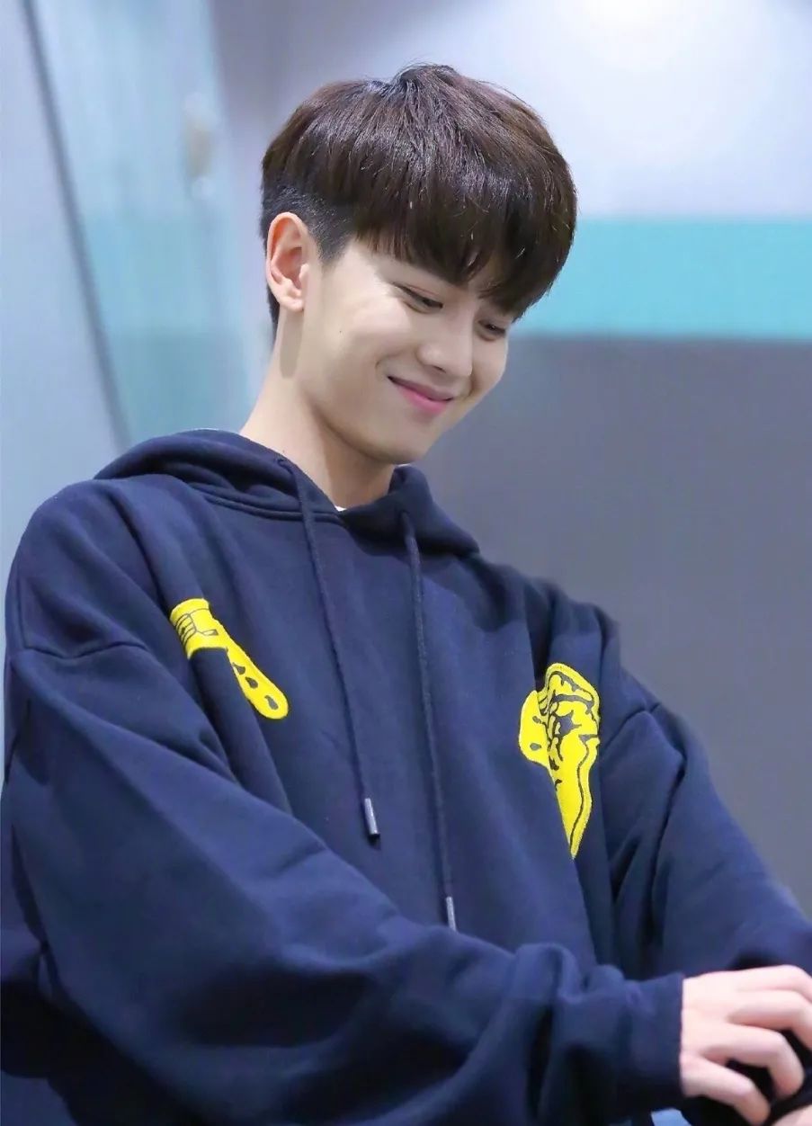 衣品超级好的男明星,王嘉尔穿的蔡徐坤同款衣服