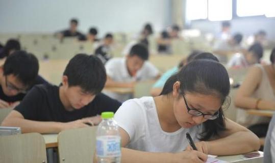 贫困生穿名牌领助学金校方回应,贫困生穿名牌是否取消助学金