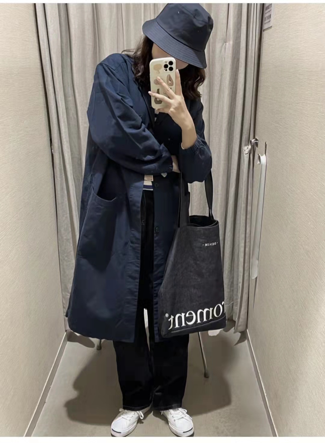 男士藏蓝色休闲西裤子配什么上衣,藏蓝色西装裤子配什么颜色上衣