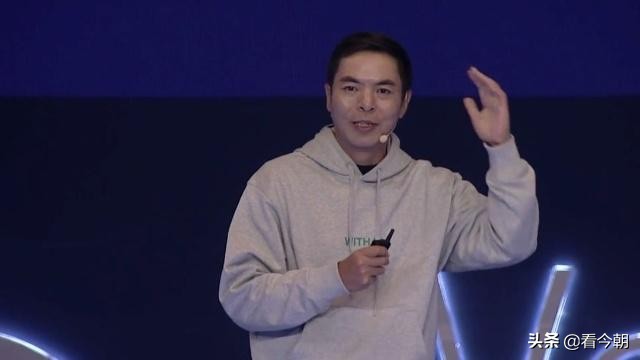 他创造了微信，八亿多人心甘情愿每天低头盯着它如醉如痴，他是谁