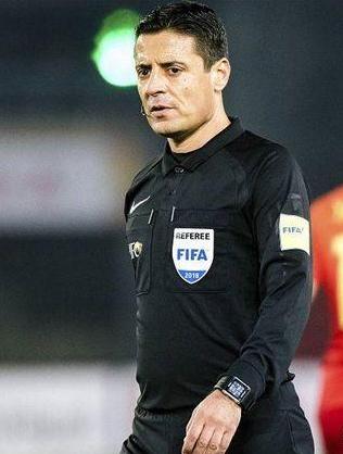 当我们用忍让向足球“*力暴**”妥协，谁能帮我们举起正义的“红牌”