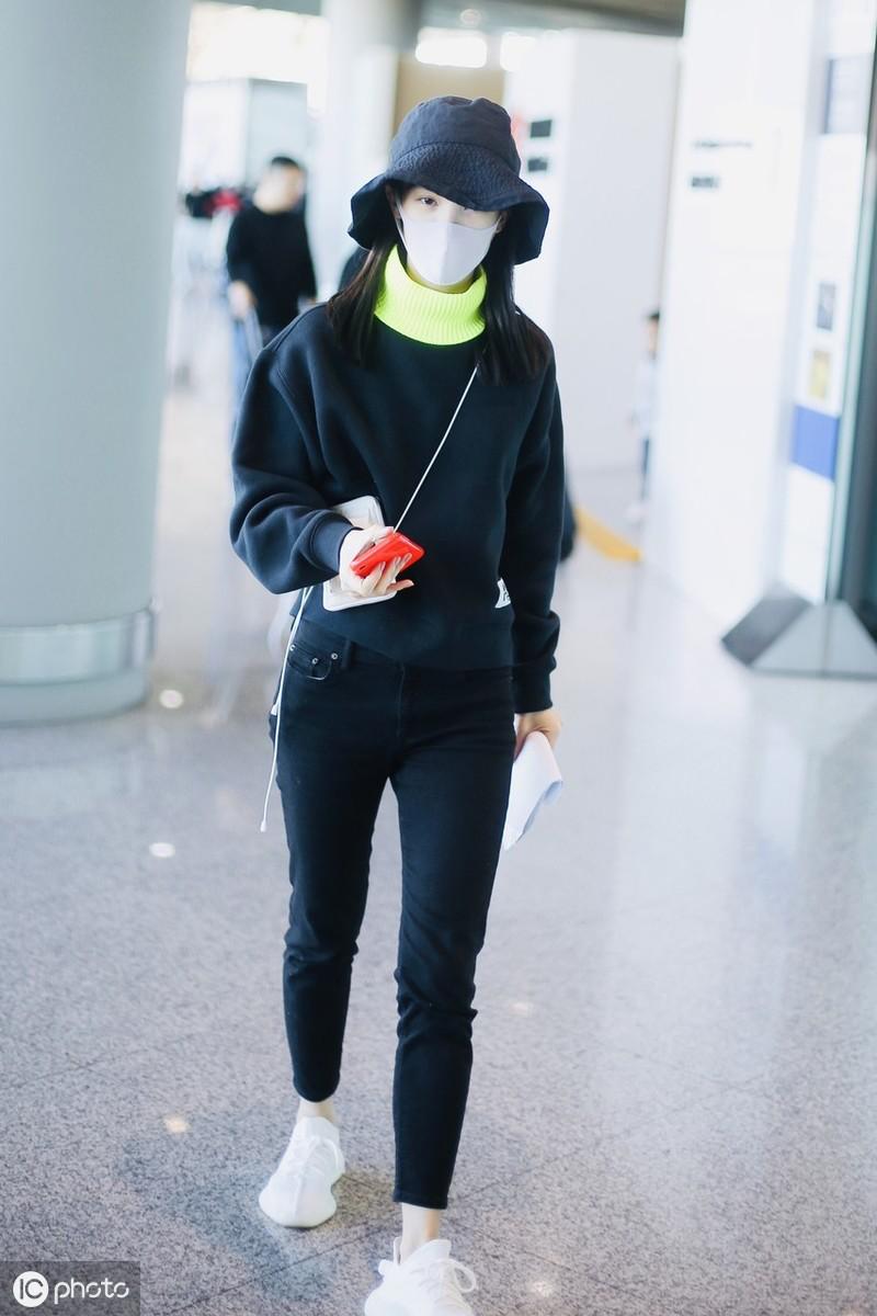 金晨现身机场，穿一身黑就脖子配荧光，背袖珍包斜跨超可爱