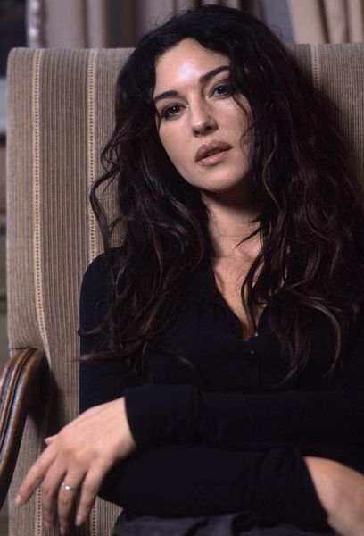 56岁莫妮卡贝鲁奇仍是女神,身材绝美发量惊人,网友:地球球花