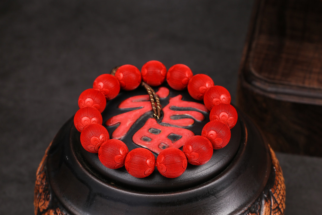 把朱砂戴在胸口有副作用吗,朱砂手镯的佩戴和保养