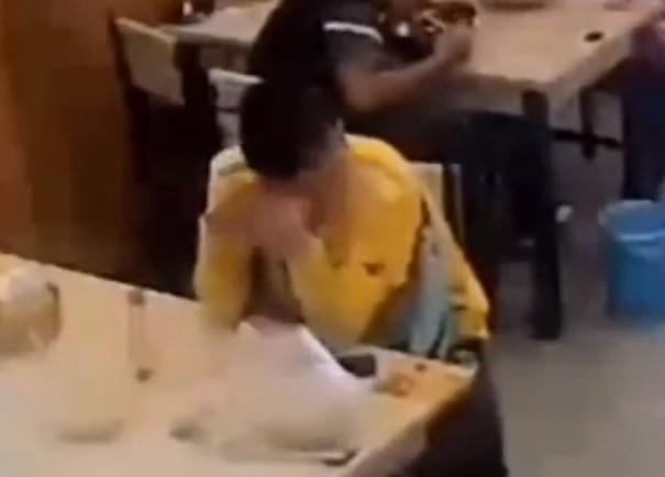 外卖小哥不小心把奶茶打翻后大哭,专送外卖小哥把餐弄洒了怎么处理