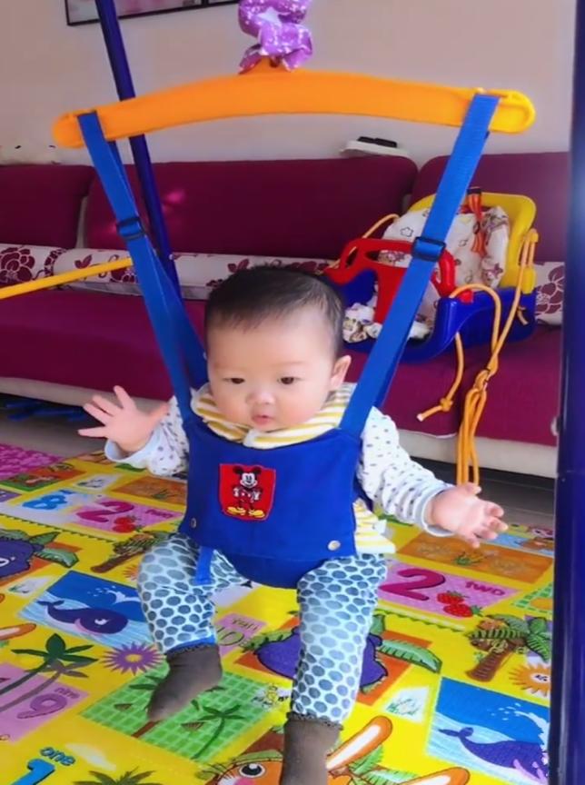 爸爸给宝宝自制滑梯,爸爸自制蹦蹦床