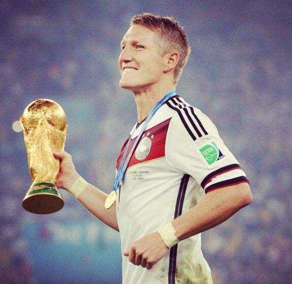 足球圈也有一只小猪，但他很乖。