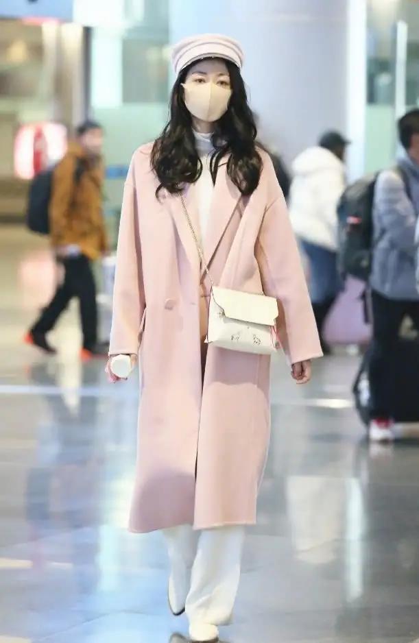 小个子粉色长款大衣搭什么宽头鞋,穿粉色大衣配什么颜色的包包好看