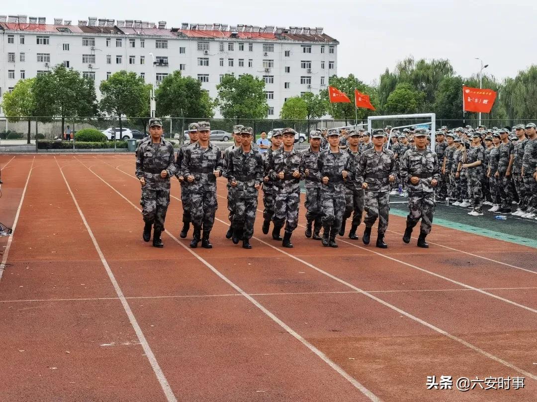六安新安中学2021届新生军训,戎装少年展英姿