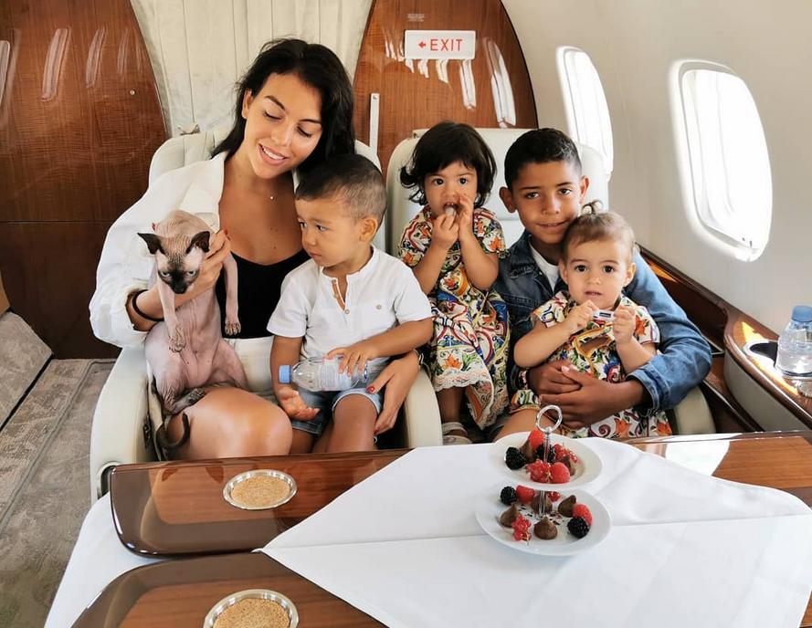 c罗晒与女友乔治娜合影,c罗晒庆生照